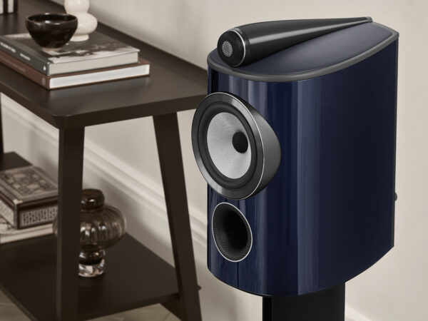 BW 805 D4 Signature Midnight Blue Metallic Lifestyle 4